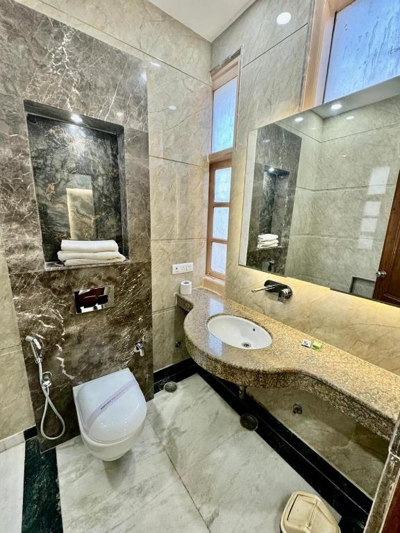 Koupelna v ubytování Hotel C Park - 2 mins from Karol Bagh Metro Station, New Delhi
