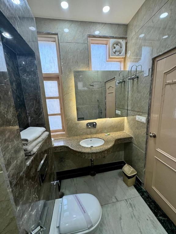 Koupelna v ubytování Hotel C Park - 2 mins from Karol Bagh Metro Station, New Delhi