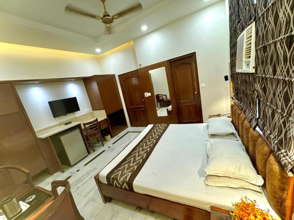 Postel nebo postele na pokoji v ubytování Hotel C Park - 2 mins from Karol Bagh Metro Station, New Delhi