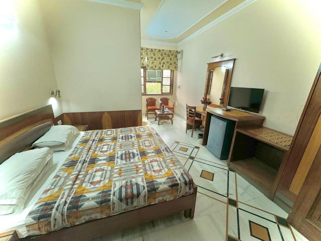 Postel nebo postele na pokoji v ubytování Hotel C Park - 2 mins from Karol Bagh Metro Station, New Delhi