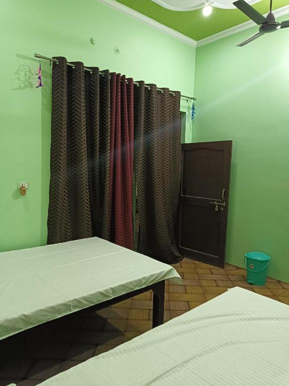 Voodi või voodid majutusasutuse Rudra Home Stay Ayodhya toas