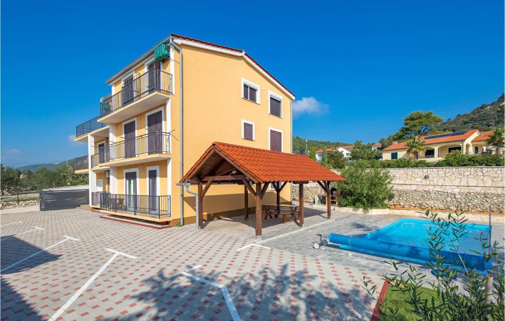 Bazén v ubytovaní Cozy Apartment In Barbat Na Rabu alebo v jeho blízkosti