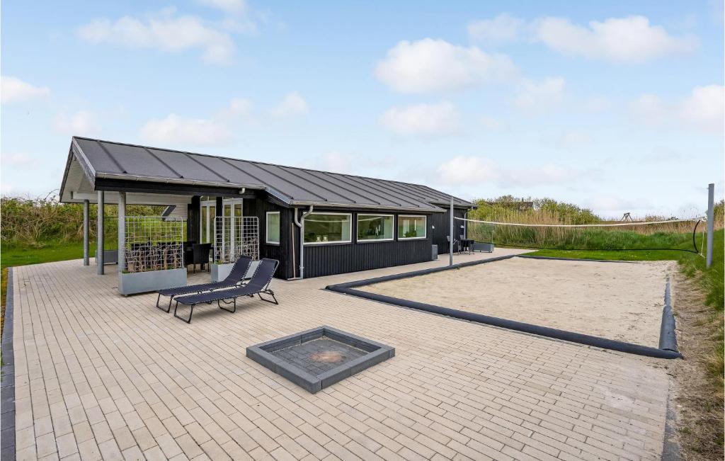 un padiglione con una panchina e un edificio di Holiday Home Lakolk Rømø Denmark a Bolilmark