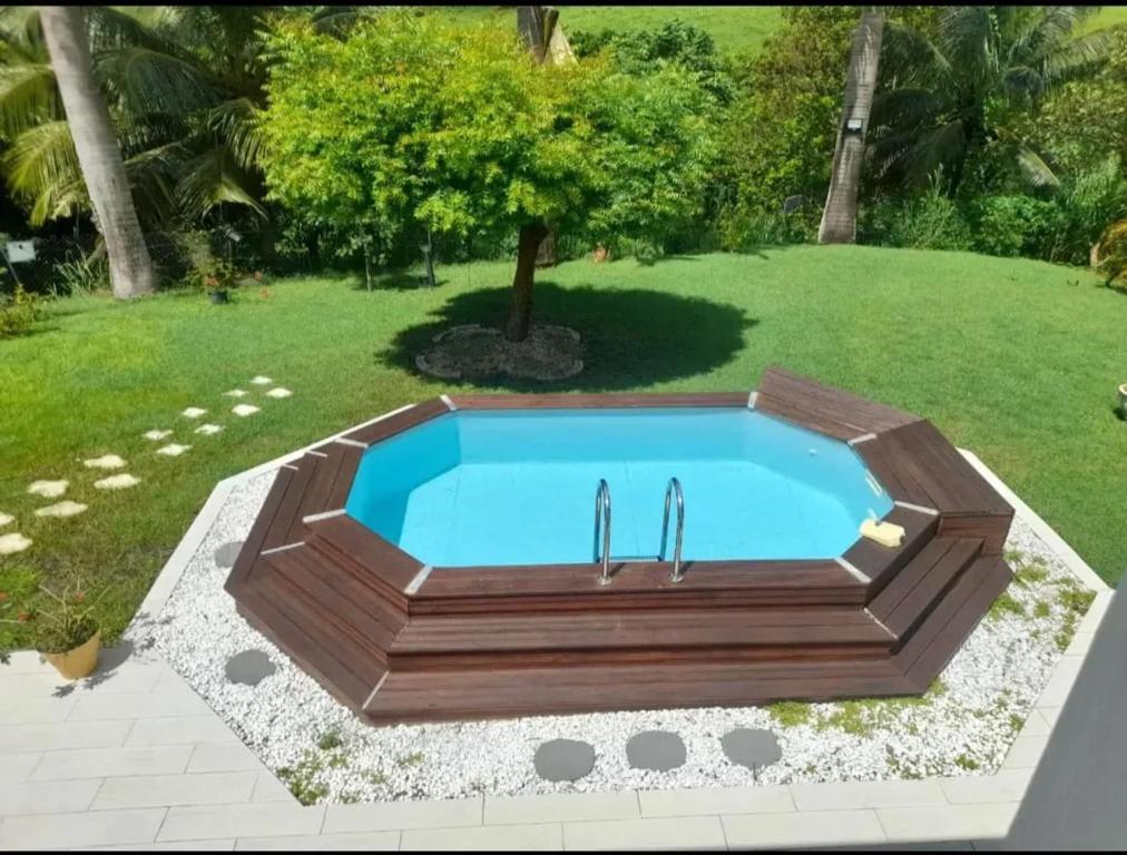 Bazén v ubytování Maison charmante à Sainte-Anne avec piscine privée nebo v jeho okolí