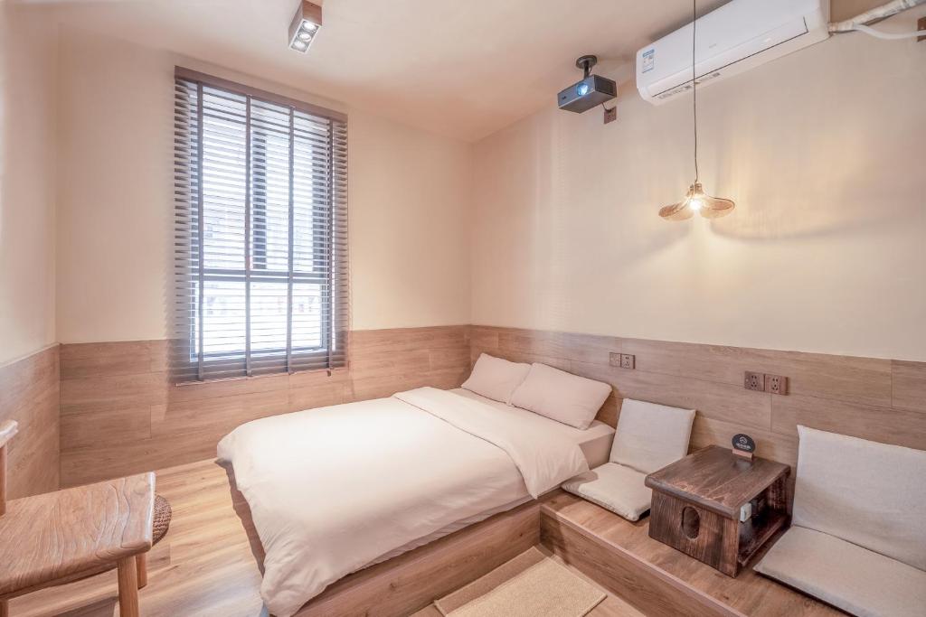 Postel nebo postele na pokoji v ubytování 泉州西街圆石静舍民宿