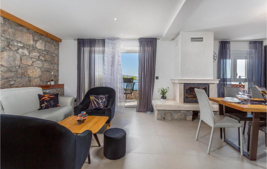 Posedenie v ubytovaní 2 Bedroom Stunning Home In Icici