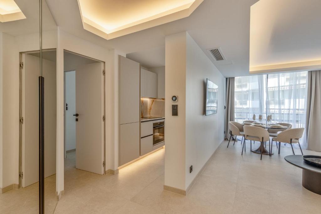 une cuisine et une salle à manger avec une table et des chaises dans l'établissement Moderne et Chic T3, à deux pas de la Croisette, à Cannes