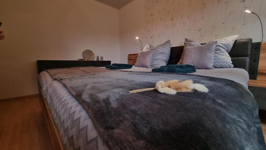 Postel nebo postele na pokoji v ubytování Ferienwohnung II mit Panoramablick in der Altstadt von Arnsberg