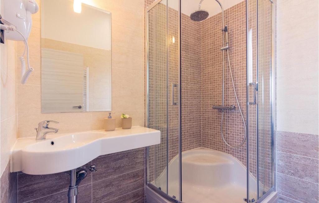 Łazienka w obiekcie 4 Bedroom Beautiful Home In Labin