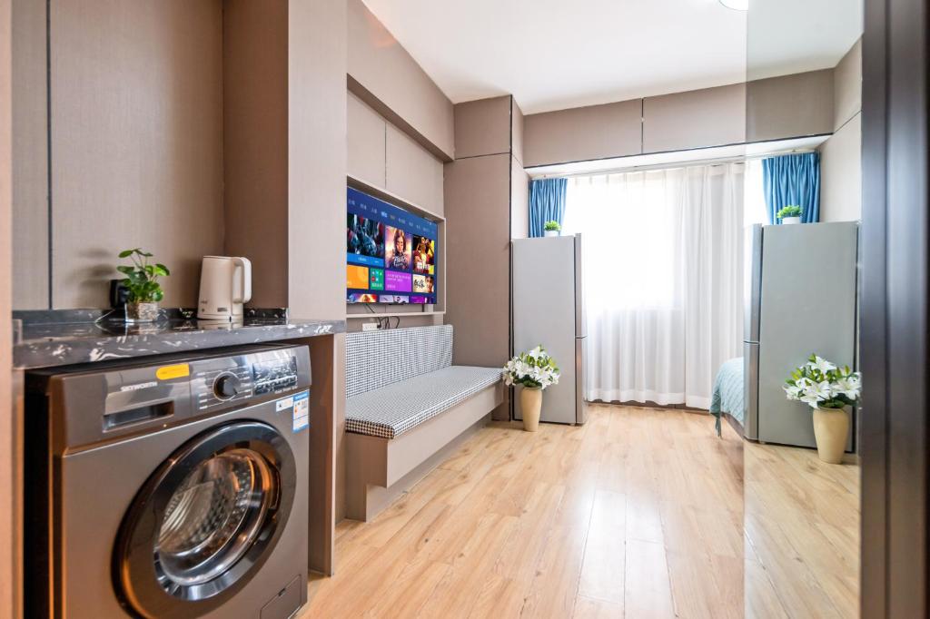 a laundry room with a washer and dryer at Xi'an Yongning Apartment Hotel in Xi'an