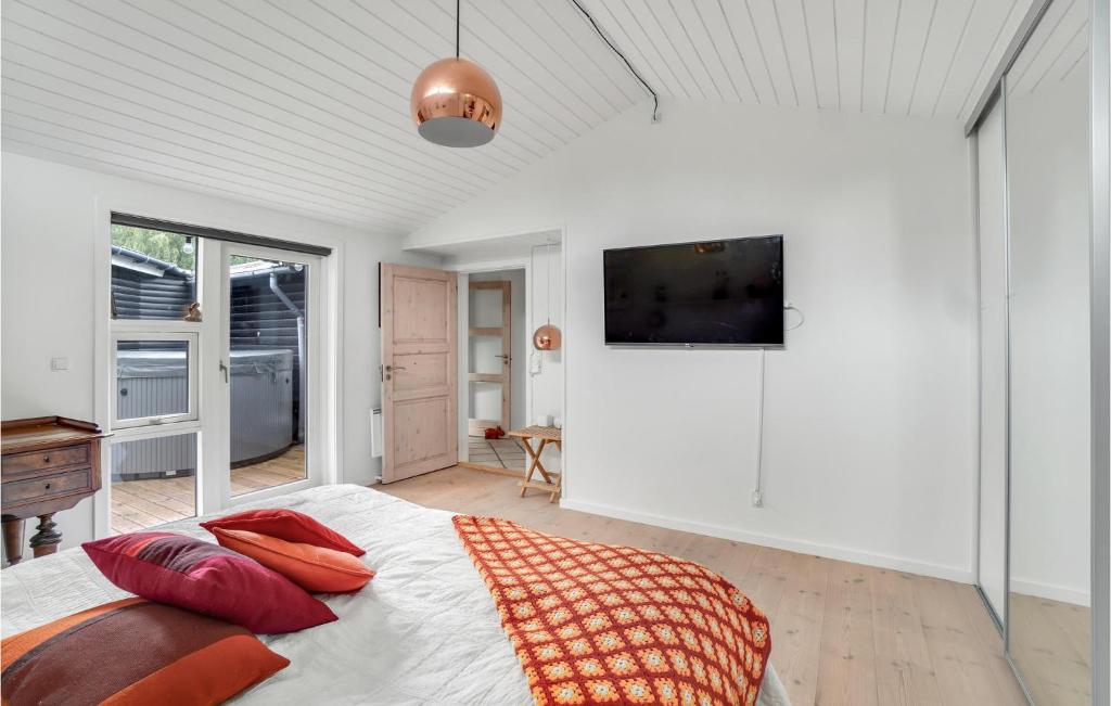 TV a/nebo společenská místnost v ubytování Beautiful Home In Gilleleje With Sauna