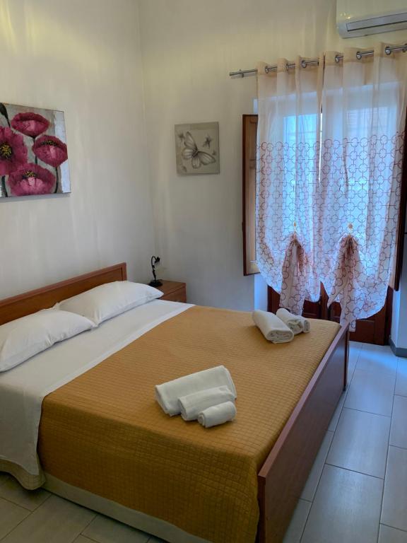 sypialnia z dużym łóżkiem i dwoma ręcznikami na nim w obiekcie Appartamento Casa Trento w mieście Castellammare del Golfo