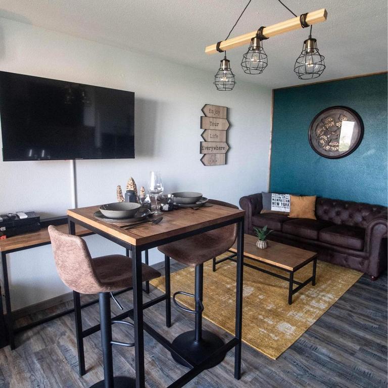 un salon avec une table et un canapé dans l'établissement Logement Cosy, Climatisé, à Toulouse