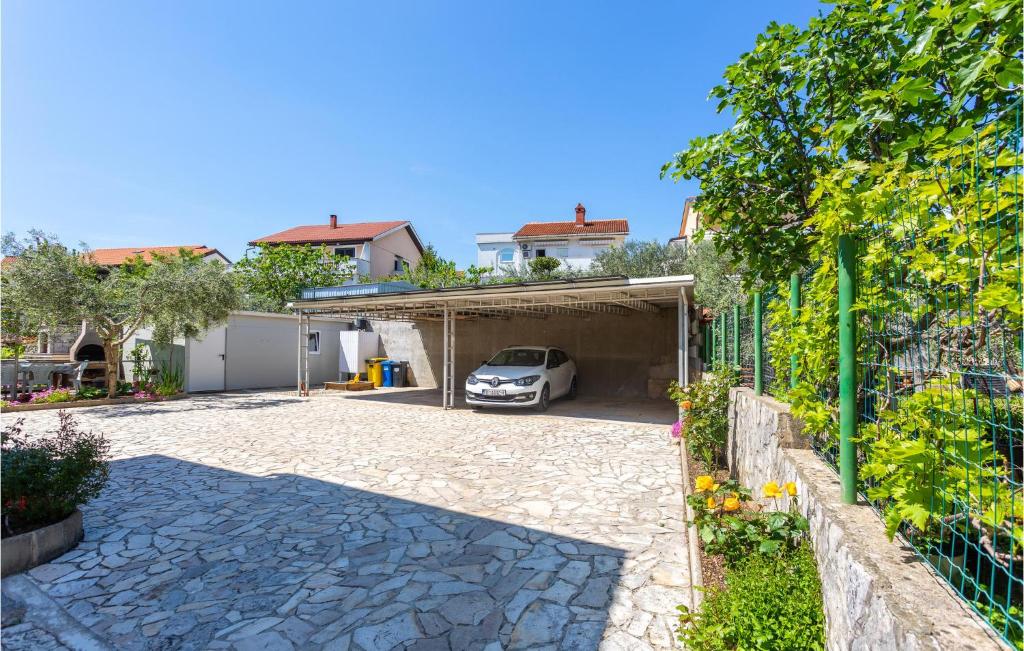 Vonkajšia záhrada v ubytovaní Cozy Apartment In Krk With Wifi