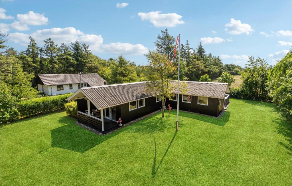 an aerial view of a house with a yard at Cozy Home In Ulfborg With Wifi in Ulfborg