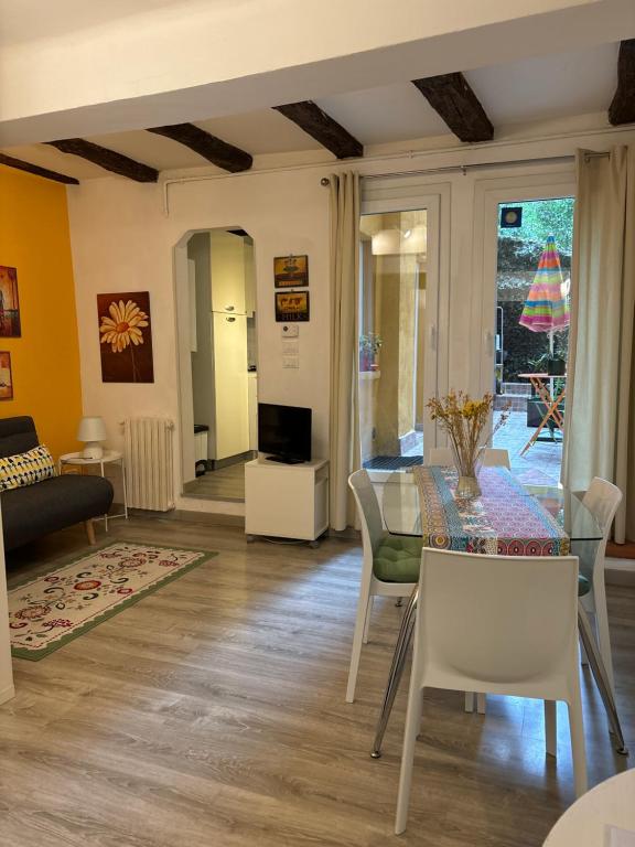 Χώρος καθιστικού στο CASA NOAH