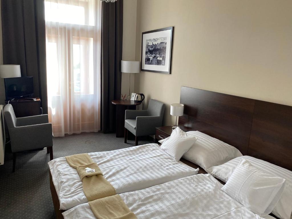 Postel nebo postele na pokoji v ubytování Hotel Zlatý Anděl