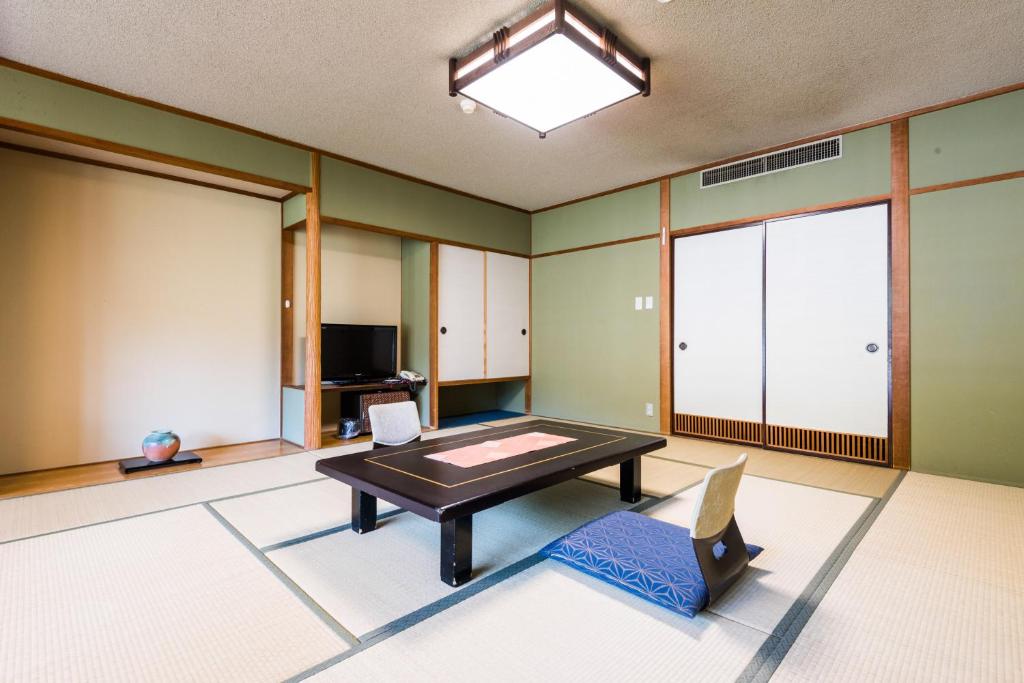 TV a/nebo společenská místnost v ubytování Ooedo Onsen Monogatari Premium Kinugawa Kanko Hotel