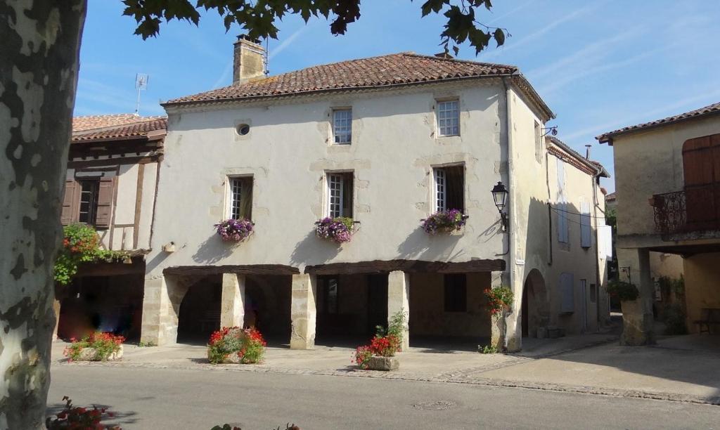 a large white building with flower boxes on it at Les Hirondelles in Fourcès