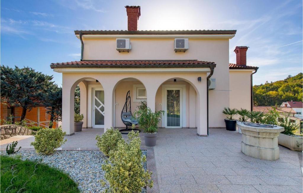 Vonkajšia záhrada v ubytovaní 4 Bedroom Cozy Home In Matulji