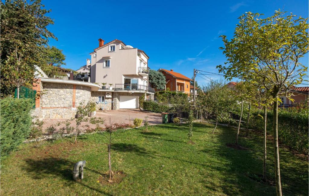 Vonkajšia záhrada v ubytovaní 4 Bedroom Cozy Home In Matulji