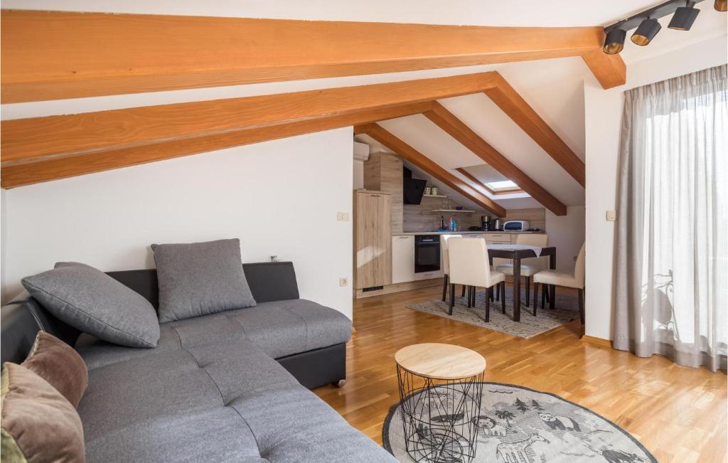 Posedenie v ubytovaní 4 Bedroom Cozy Home In Matulji