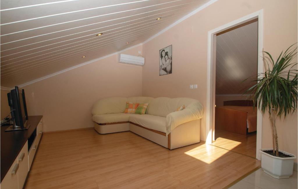 Część wypoczynkowa w obiekcie Two-Bedroom Apartment Karbuni With Sea View 09