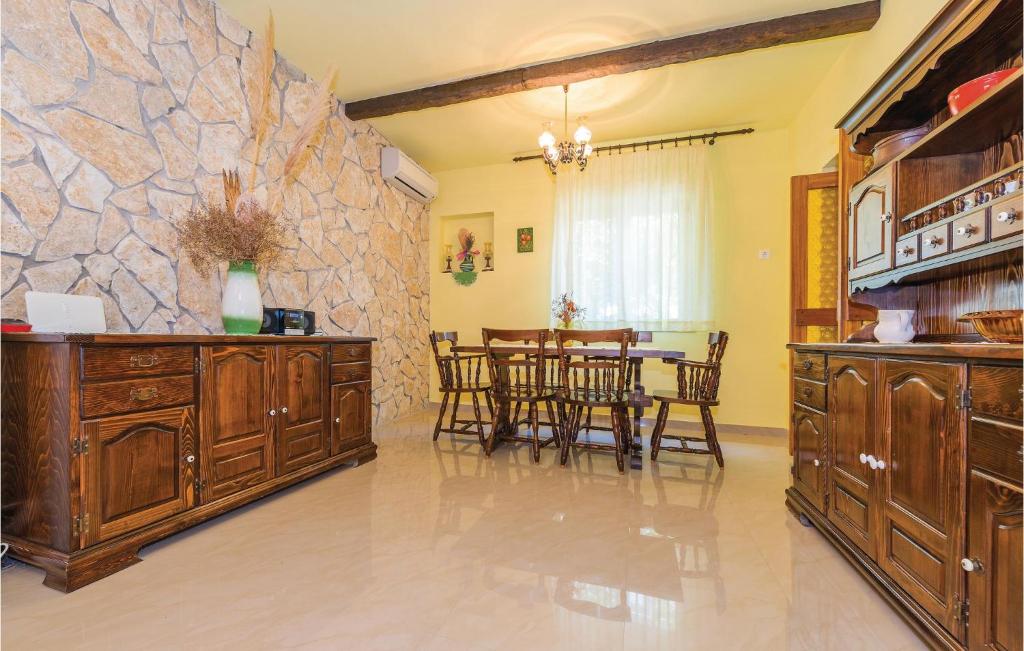 Fotografia z galérie ubytovania Four-Bedroom Holiday Home In Brodarica v destinácii Brodarica