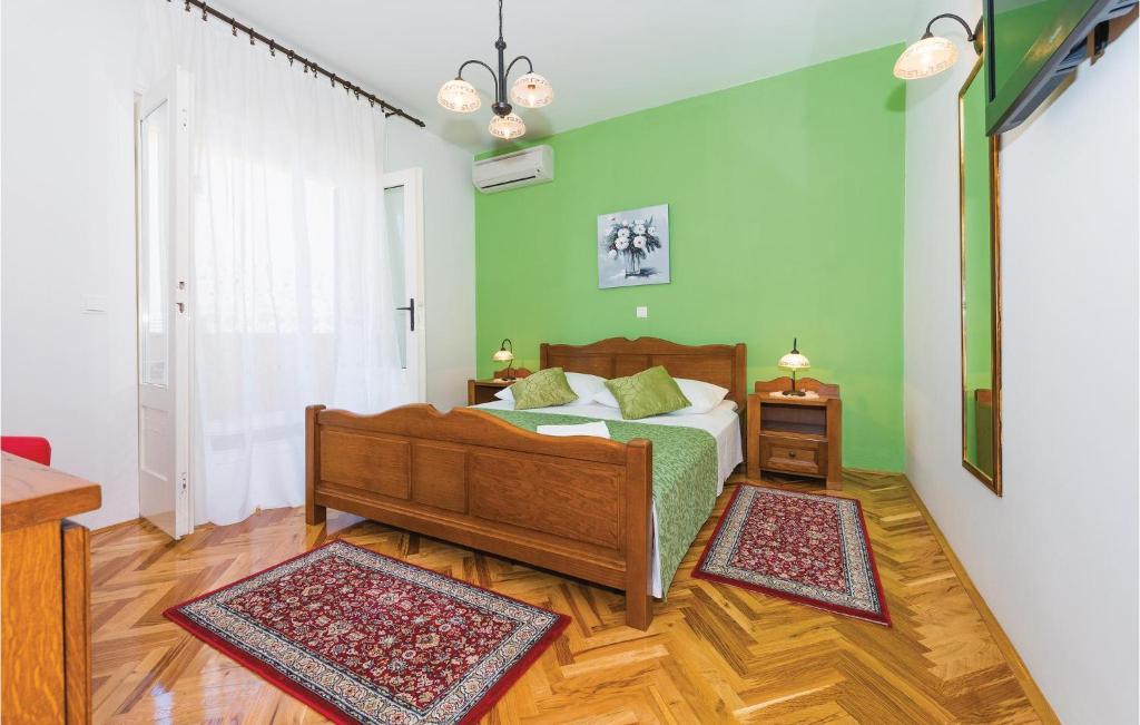 Posedenie v ubytovaní Four-Bedroom Holiday Home In Brodarica