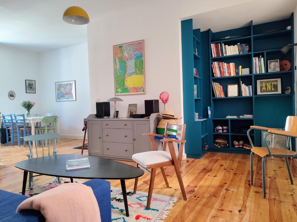 un salon avec une table et des chaises dans l'établissement Chez Paul et Valéry, à Sète