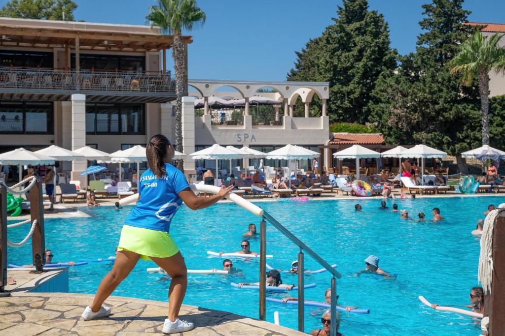 Bazén v ubytování Roda Beach Resort & Spa nebo v jeho okolí