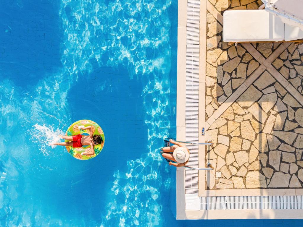 Bazén v ubytování Roda Beach Resort & Spa nebo v jeho okolí