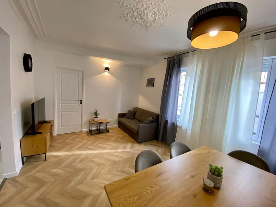 un salon avec une table et un canapé dans l'établissement Duplex Casa Adriana à Fecamp, à Fécamp