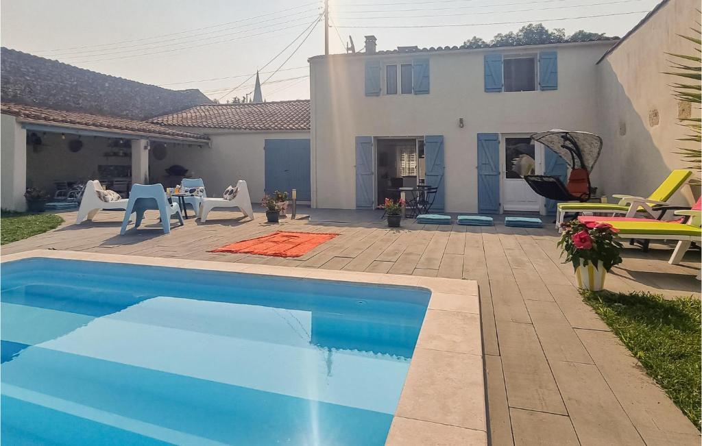 Πισίνα στο ή κοντά στο Amazing Home In Marennes