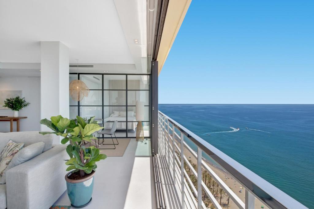 balkon z widokiem na ocean w obiekcie Exclusivo apartamento con increíbles vistas al mar w mieście Torremolinos