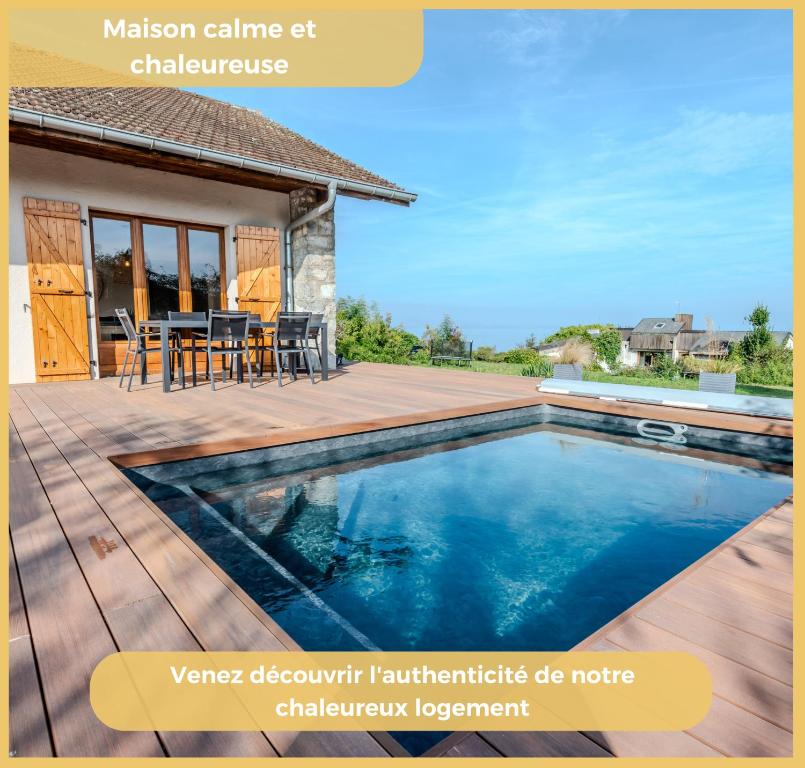 eine Villa mit Swimmingpool und ein Haus in der Unterkunft La Maison du Lac I Excenevex in Excenevex