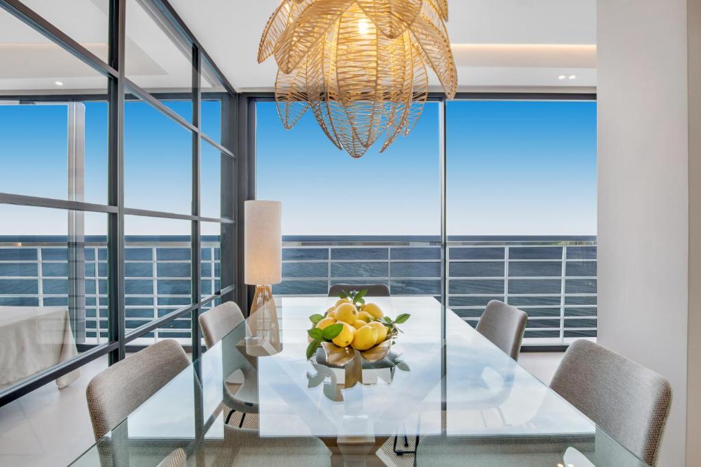 Zdjęcie z galerii obiektu Exclusivo apartamento con increíbles vistas al mar w mieście Torremolinos