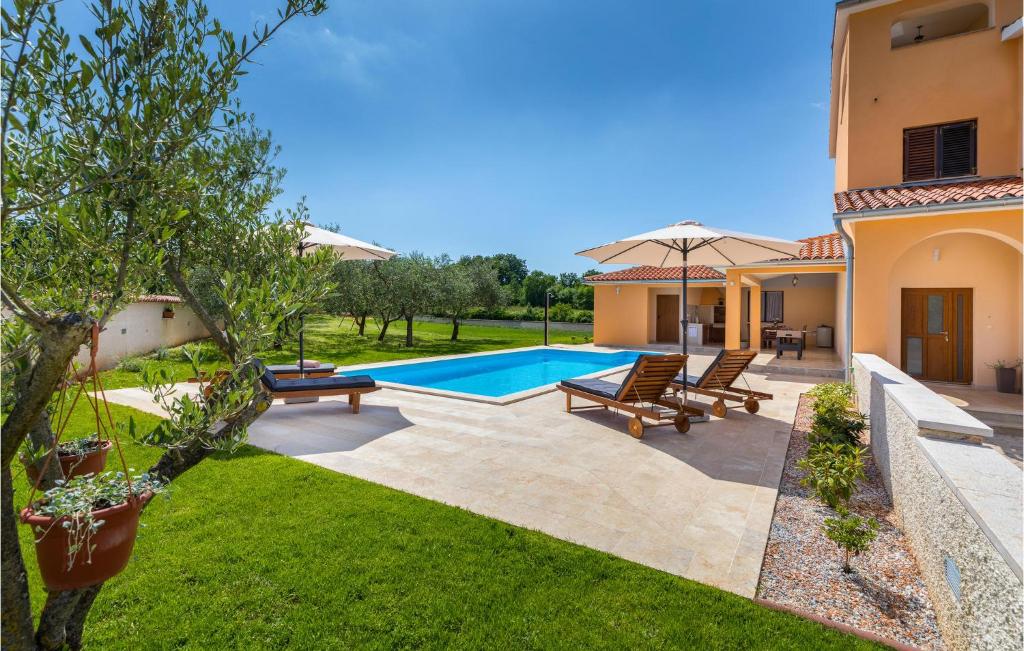 Basen w obiekcie Gorgeous Home In Divsici With Wifi lub w pobliżu
