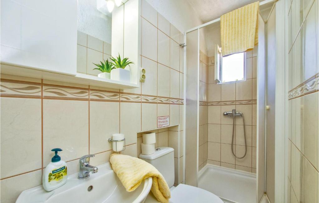 Kúpeľňa v ubytovaní Cozy Home In Okrug Gornji With Sauna
