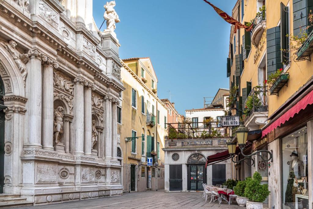 ヴェネツィアにあるAppartamento davanti la Basilica del Giglio-San Marcoの建物が立ち並ぶ街の空っぽの通り