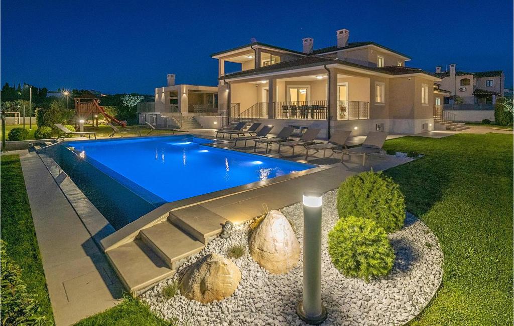 dom z basenem przed domem w obiekcie Villa Silvia w mieście Kaštelir