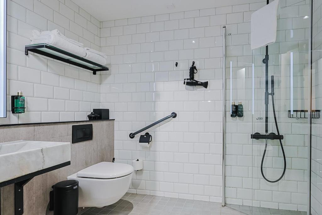 Hotel With Urban Deli - Resim 8