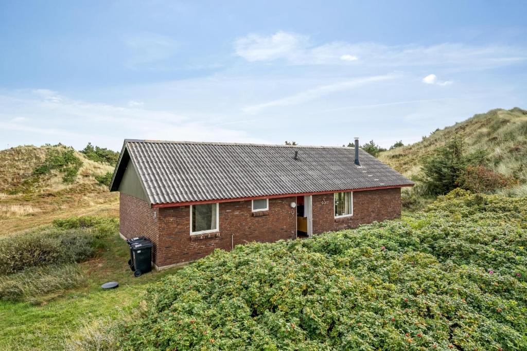 a brick house in the middle of a field at Feriehus 1052 in Ringkøbing