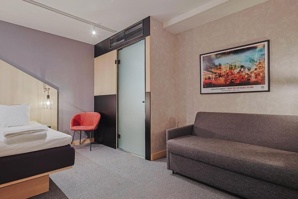 Postel nebo postele na pokoji v ubytování Hotel With Urban Deli