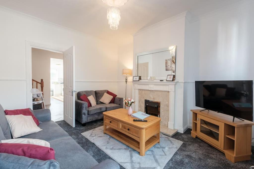 ein Wohnzimmer mit Sofa und Fernseher in der Unterkunft CJP - Lovely 2-bed house in Hull Centre, Parking in Hull