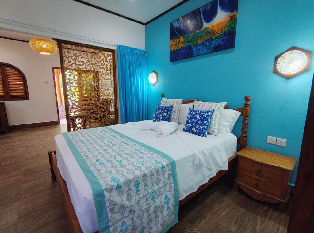 Ένα ή περισσότερα κρεβάτια σε δωμάτιο στο The Islander Hotel