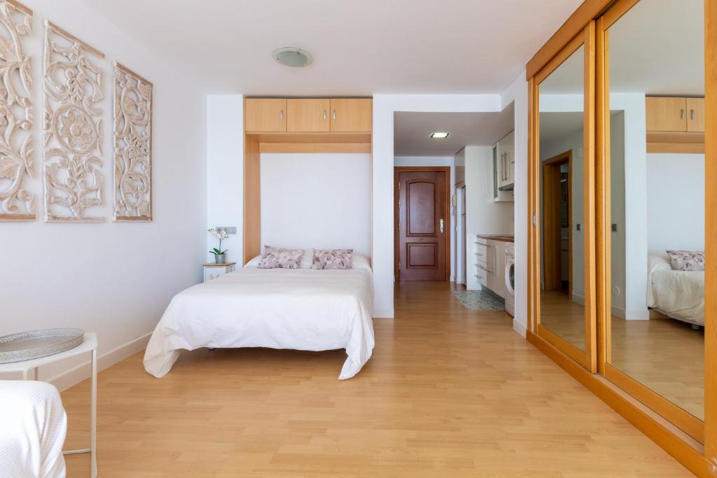 Posteľ alebo postele v izbe v ubytovaní Roca Chica - Parking - Frente Playa - Terraza - Wifi - Bajondillo y Carihuela