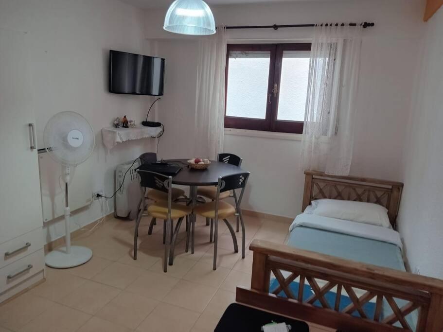 a room with a bedroom with a table and a bed at Mar de Ana, Frente al mar, interno a una cuadra del centro in San Bernardo