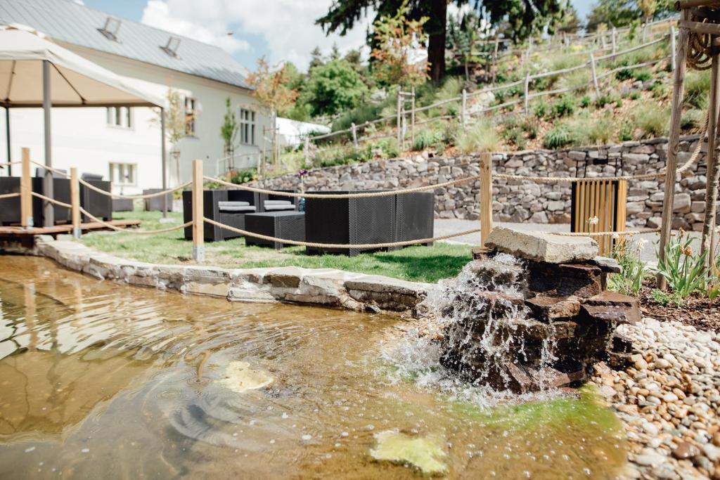 A garden outside Boutique Hotel Siglisberg