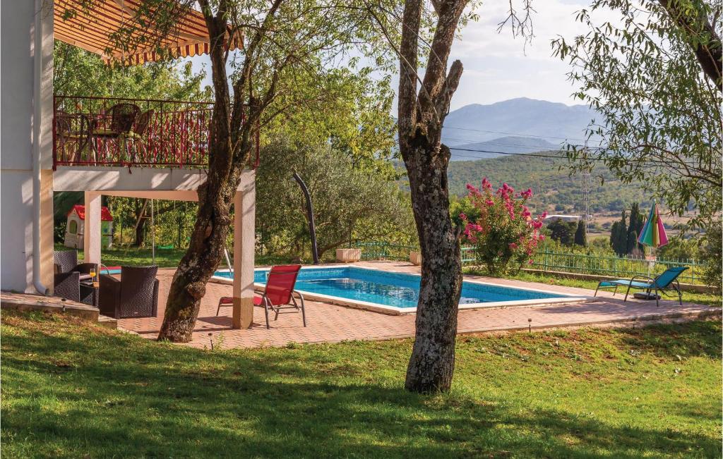 Bazén v ubytování Holiday Home Vojnic Sinjski 11 nebo v jeho okolí